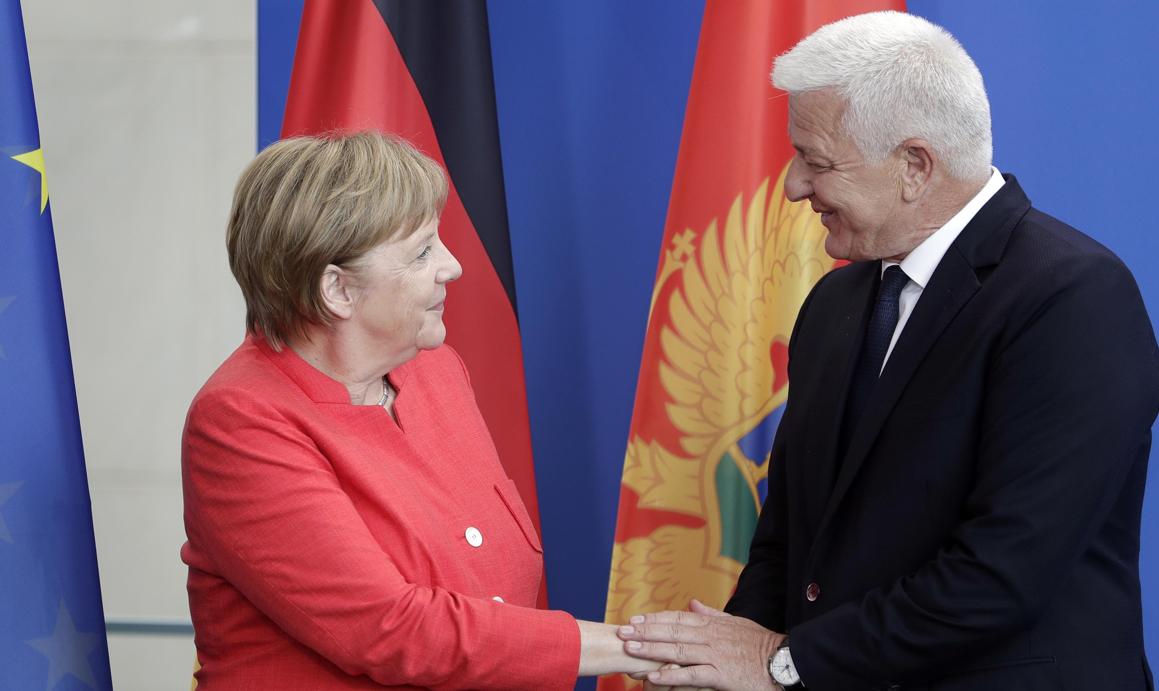 NESOJ LJUDSKI! Crnogorski premijer kod Merkelove zabio nož u leđa Srbiji!